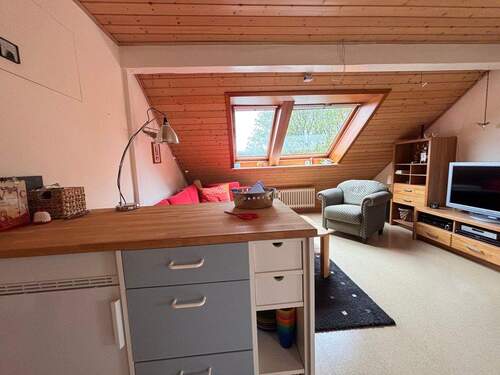 Küche mit Blick in den Wohnbereich – kompakt, praktisch, einladend - 1 Zimmer Etagenwohnung zum Kaufen in Fehmarn / Burg auf Fehmarn