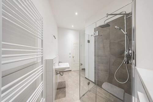 Tageslichtbad mit Dusche - 