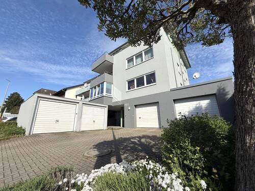 Gebäudeansicht - Top-Wohnlage in Bretten: Hochwertige 4-Zimmer-Wohnung mit Wintergarten und Außenbereich