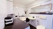 Bad mit Wanne und Dusche - 