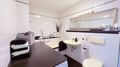 Bad mit Wanne und Dusche - 