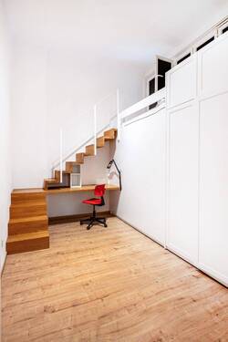 Zimmer 2 mit praktischen Einbauten - 