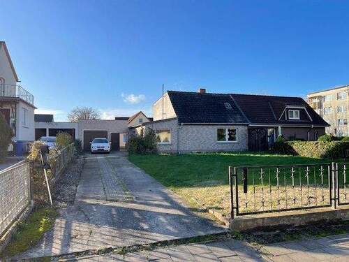 Straßenansicht - 4 Zimmer Doppelhaushälfte zum Kaufen in Grimmen