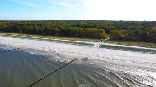 Luftbild mit Strandübergang der Anlage Achtern Diek - 2 Zimmer Etagenwohnung zum Kaufen in Zingst