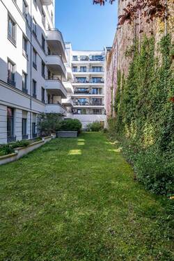 Blick zur Loggia - 2 Zimmer Etagenwohnung zum Kaufen in Berlin