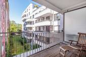 Loggia mit Südwestausrichtung und Blick in den Gemeinschaftsgarten - 2 Zimmer Etagenwohnung in Berlin