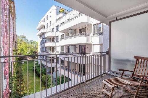 Loggia mit Südwestausrichtung und Blick in den Gemeinschaftsgarten - 2 Zimmer Etagenwohnung in Berlin