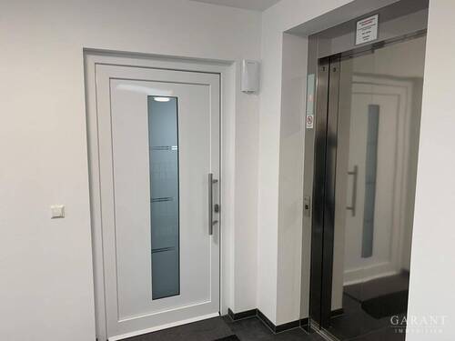 Wohnungseingang/Aufzug - 