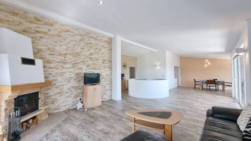 Wohn- und Esszimmer - Großzügiges Einfamilienhaus mit traumhafter Fernsicht