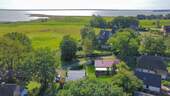 Luftbild mit Südblick - Bungalow mit 55,00 m&sup2; in Wieck a. Darß zum Kaufen