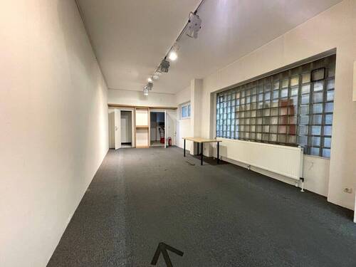 Ladenfläche links Verkaufsfläche mit Sicht nach hinten - 6 Zimmer Mehrfamilienhaus, Wohnhaus in Barmstedt