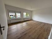 Wohnzimmer - Sanierte 3-Zimmer-Wohnung mit Balkon in zentraler Lage von SG-Mitte