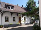 Außenansicht Hofseite - Stadthaus mit Stellplatz im Zentrum von Deidesheim