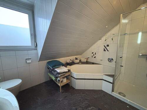 Bad mit Wanne, Dusche, Fenster - 