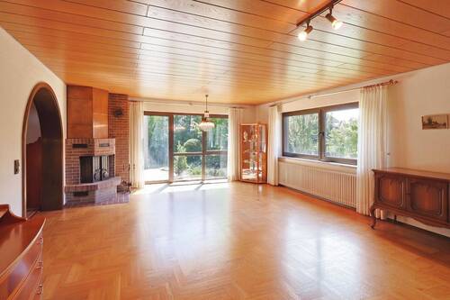 Großzügiges Wohnzimmer mit Kamin und Blick in den Garten - 6 Zimmer Einfamilienhaus zum Kaufen in Kirchberg an der Murr