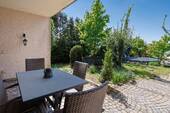Überdachte Terrasse mit Blick in den Garten - 6 Zimmer Einfamilienhaus in Kirchberg an der Murr
