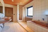 Großzügiges Badezimmer mit Badewanne und Dusche - 