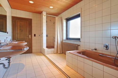 Großzügiges Badezimmer mit Badewanne und Dusche - 