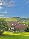 Bild 1 - Attraktives 3-Familienhaus mit großem Garten und traumhafter Aussicht sowie Doppelgarage