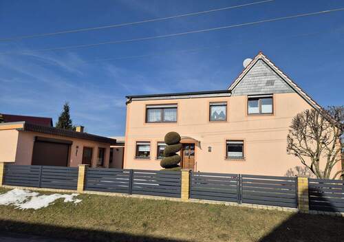 Hausansicht mit Garage - 