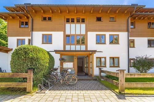 Hausansicht - Ein Steinwurf zum Schliersee - ruhige & gepflegte 3-Zimmer Erdgeschosswohnung mit sonnigem Garten