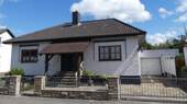 Hausansicht mit Carport - Modernisierter Walmdachbungalow mit Wohlfühlgarantie