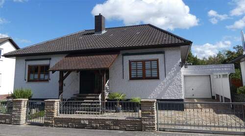 Hausansicht mit Carport - Modernisierter Walmdachbungalow mit Wohlfühlgarantie