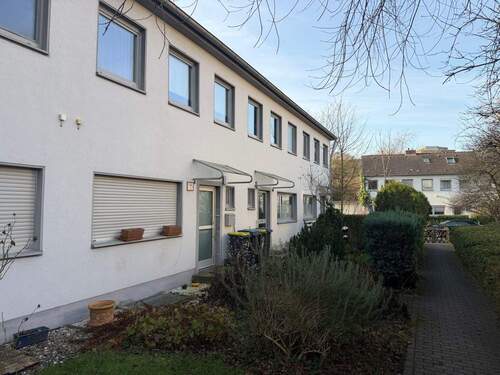 Hausansicht vorne - Familienfreundliches Reihenmittelhaus mit Südgarten