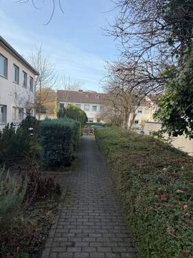 Weg vor dem Haus - 4 Zimmer Reihenmittelhaus zum Kaufen in Köln