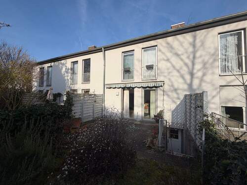 Rückansicht mit Nachbarschaft - 