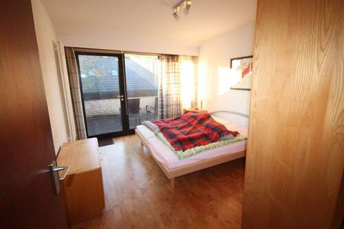 Schlafzimmer mit Balkonzugang in der Dachgeschosswohnung - 