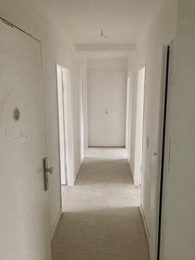 Flur mit weiß angelegten Wänden und hellem Vinylboden - Etagenwohnung mit 61,40 m&sup2; in Heppenheim zur Miete