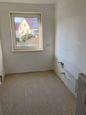 Küche mit weiß angelegten Wänden und hellem Vinylboden - 