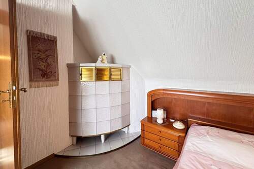 Alter Kachelofen im Schlafzimmer - 