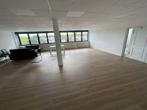 Fenster Südseite Richtung Hof - Büro mit 15,00 m&sup2; in Ditzingen zur Miete