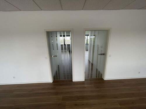 Links Besprechung, rechts Chef - 