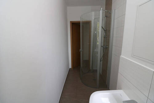 Beispiel Bad mit Dusche - 2 Zimmer Etagenwohnung zur Miete in Freiberg