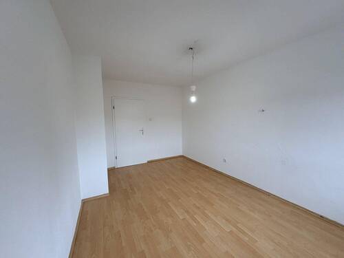 Zweites Zimmer, hell und viels - 2 Zimmer Etagenwohnung in Nürnberg