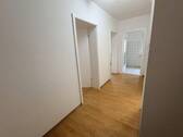 Flur mit prakt. Einbauschrank - 