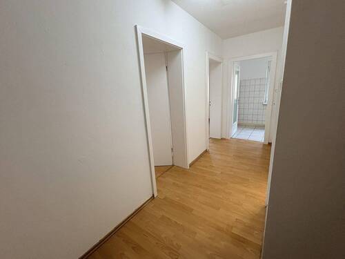 Flur mit prakt. Einbauschrank - 