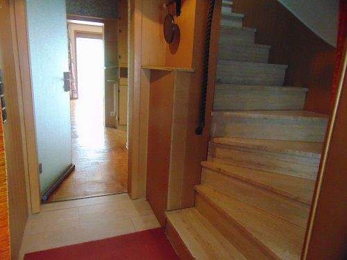 EG Flur mit Treppe zum DG.jpg - 