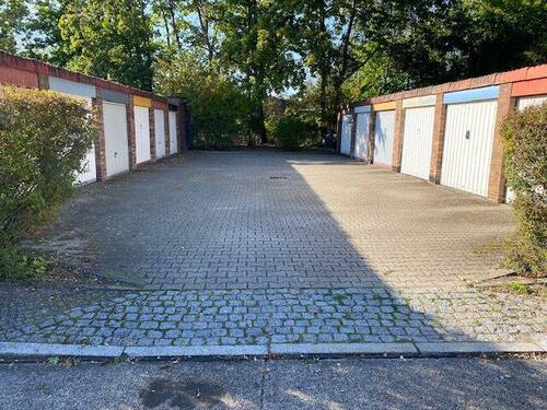 Garage Einfahrt Hof.jpg - Massive Einzelgarage in der Finnenhaussiedlung -bezugsfrei