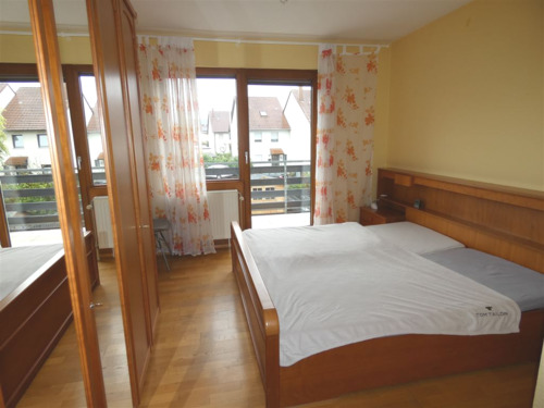 Schlafzimmer mit Zugang zum Balkon - 
