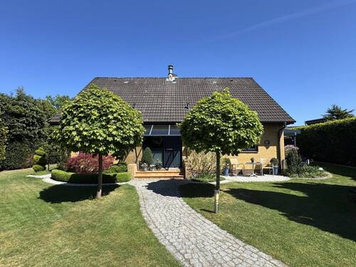 Vordere Hausansicht - Viel Platz zum Wohlfühlen - Gepflegtes Haus mit Garten und überdachter Terrasse