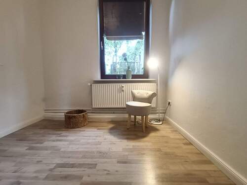 Einer der beiden gemütlichen Büroräume - Geschäftsräume für Ihre Firma mit Büro, Lager, WC, Stellplätzen und Dusche