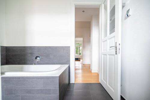 Badezimmer mit Blick in den Flur - 