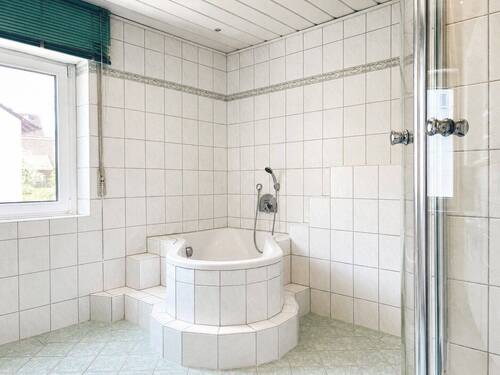 Elternbad mit Badewanne - 