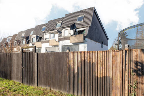 Hausansicht mit Gartenzugang - 