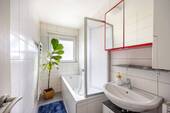 Badezimmer - Mehrfamilienhaus, Wohnhaus mit 215,00 m&sup2; in Ludwigsburg zum Kaufen