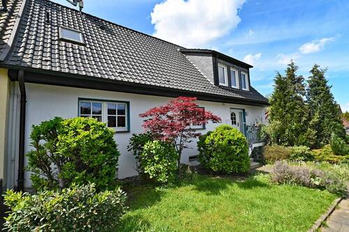 Außenansicht - Saarner Bestlage! Charmanter, einseitig angebauter Familienplatz mit Garten, Garage & Kamin